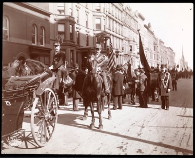 Vista del Desfile del Día de San Patricio alineado en la Calle 57 al este de la Quinta Avenida, Nueva York, 1896 de Byron Company